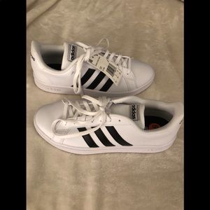 New with Tags Women’s Addidas Size 9 tennis shoes
